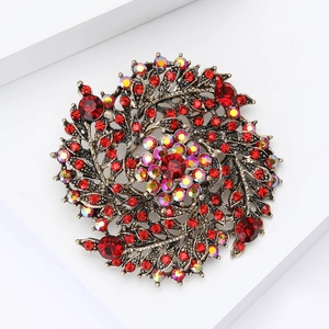 Détail de la broche couronne de blé vintage avec strass rouges sur alliage de bronze