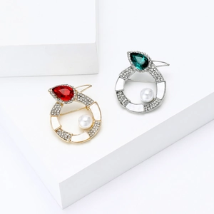 Elegante Strass-Schlangenbrosche mit runden Perlen und Edelsteinen in Gold- und Silberoptik