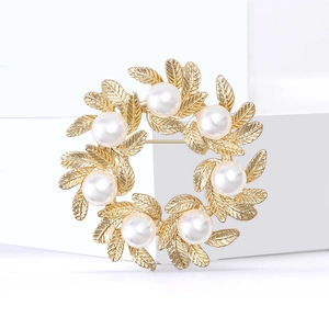 Elegant gold leaf wreath brooch with white pearls for women's fashion accessories