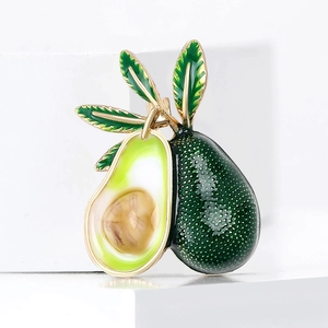 Broche avocat mignonne en émail avec feuilles vertes et base en métal doré pour femmes