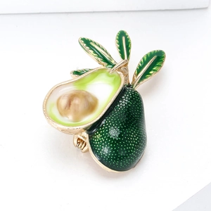 Broche avocat mignonne en émail avec feuilles vertes et détails en métal doré brillant