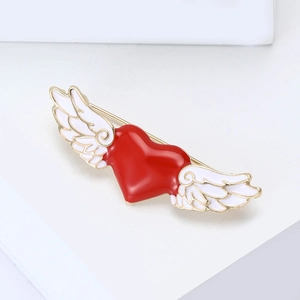 Broche cœur en émail rouge avec ailes d'ange blanches sur base dorée pour femmes