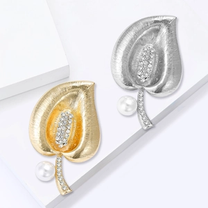 Elegant leaf-shaped brooch with white pearl and rhinestones in gold and silver finish
