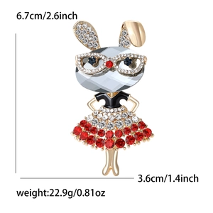 Dimensioni dettagliate che mostrano 6,7 cm di altezza e 3,6 cm di larghezza della spilla