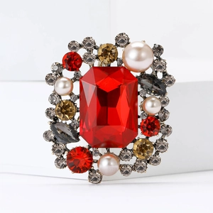 Broche style cour vintage avec cristal rouge, strass et perles sur alliage doré