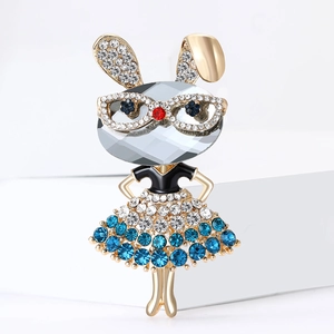 Elegante spilla a coniglio dorata con strass scintillanti e gonna in cristallo blu da donna