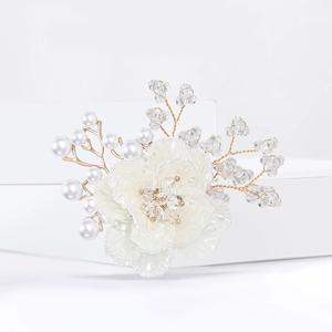 Elegante broche de flor blanca con perlas y cristales sobre alambre de aleación dorada
