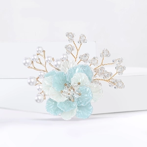Elegante broche de flor de resina hecho a mano con perlas y cristales en soporte blanco