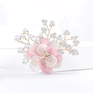Elegante broche de flor rosa en resina con perlas blancas y ramas doradas mujer