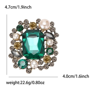 Vintage-Brosche mit grünem Strass und Perlen, Abmessungen von 4,7 cm x 4,0 cm für Damen