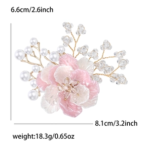 Broche fleur tissée à la main avec pétales en résine rose, perles blanches et cristaux