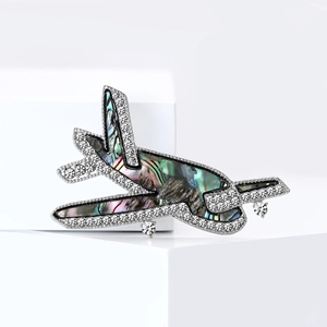 Broche avion en argent avec incrustation de coquillage nacré et strass étincelants