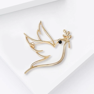 Broche colombe de la paix dorée minimaliste avec branche d'olivier et détail de gemme noire