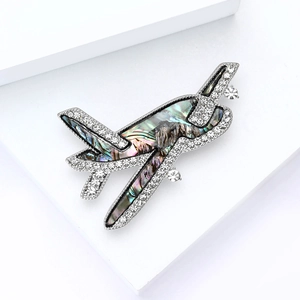 Élégante broche avion argentée avec cristaux brillants et incrustation en nacre