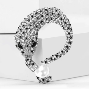 Modieuze legering luipaard broche met strass steentjes en witte parel op witte achtergrond