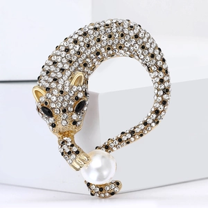 Elegante gouden luipaardspeld met strass en een grote parel op een witte voet