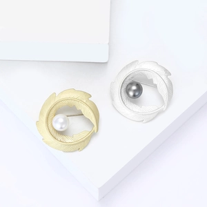 Elegant matte gold and silver curved leaf feather brooches with pearls for women