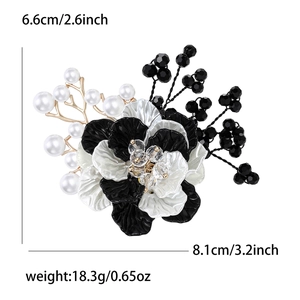 Elegante broche de flor de resina en blanco y negro con perlas y centro de cristal
