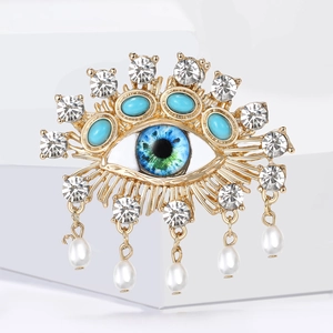 Vintage χρυσή καρφίτσα Evil Eye με στρας, σμαραγδένιες λεπτομέρειες και μενταγιόν πέρλες