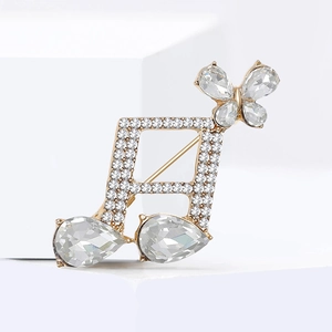 Élégante broche note de musique dorée avec accents de papillon et cristaux blancs