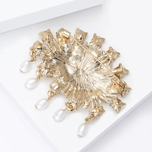 Λεπτομερής πίσω όψη vintage καρφίτσας με πέρλες και κλείσιμο ασφαλείας από μέταλλο