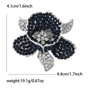 Detailansicht der Strass-Pfingstrosen-Brosche mit Maßen 4,4 cm x 4,1 cm und 19,1 g Gewicht