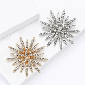 Eleganti spille a girasole in oro e argento con strass scintillanti su base bianca