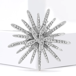 Elegante spilla a girasole in argento con cristalli scintillanti su base minimalista