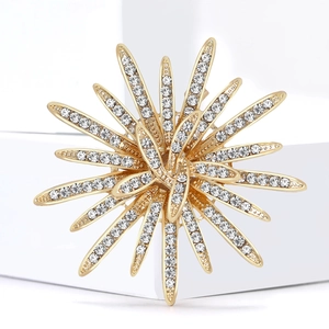 Elegante spilla a girasole dorata con micro-cristalli su base minimalista bianca