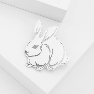 Broche lapin mignonne en acier inoxydable poli pour femme avec design ajouré ludique