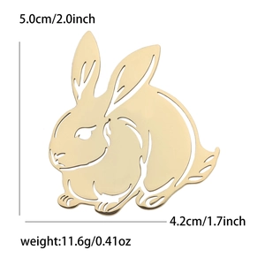 Broche lapin en acier inoxydable doré avec design ajouré et mesures de taille précises