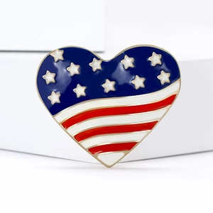 Broche cœur émaillée avec drapeau américain et bordure dorée pour vêtements de mode