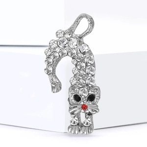 Broche chat scintillante en alliage argenté avec strass blancs et détail de nez rouge