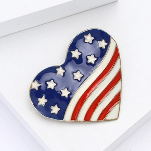 Broche en forme de cœur avec drapeau américain et détails en émail doré élégant