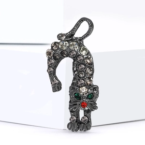 Broche chat scintillante en métal noir avec strass gris et yeux en pierres vertes