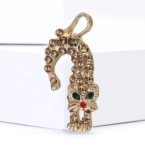 Broche chat léopard dorée avec strass marron et yeux en émeraude pour femmes