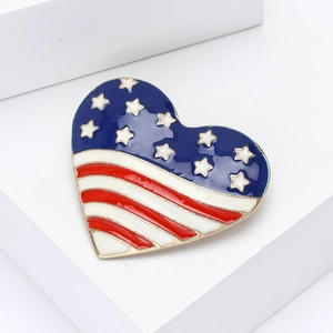 Broche cœur émaillée avec drapeau américain et bords dorés sur un support d'exposition