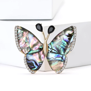 Broche papillon élégante avec nacre d'abalone colorée et strass sur métal doré