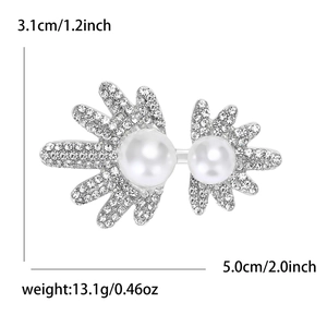 Vue détaillée de la broche feuille en argent avec perles et strass incluant les dimensions