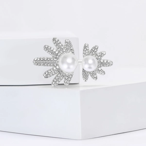 Broche tournesol argentée avec cristaux et perles sur supports géométriques blancs
