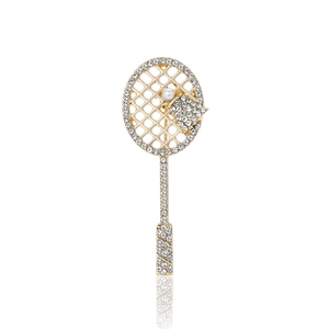 Creative Tennis Racket Brooch Alloy Inlaid Rhinestone Faux Artificial Pearl Sports Style Accessory For Unisex Suit Dress Jewelry Pin