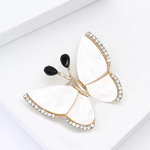 Elegante broche de mariposa en aleación dorada con alas blancas y bordes de strass