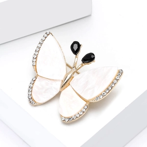 Elegante broche de mariposa en aleación dorada con alas blancas y cristales brillantes