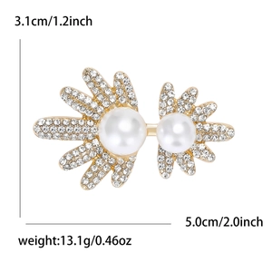 Broche feuille dorée élégante avec perles blanches et strass, mesure 5,0 cm par 3,1 cm