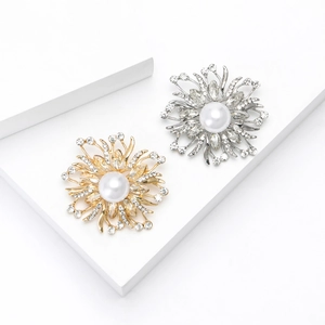 Broche fleur élégante avec perles blanches et strass scintillants en finition or et argent