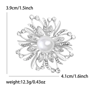 Vue détaillée de la broche fleur argentée avec perle blanche et strass étincelants