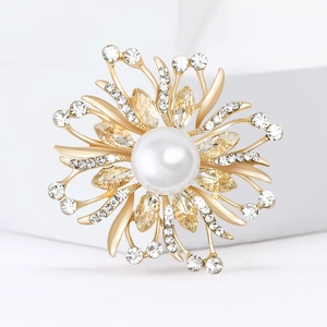 Broche florale élégante avec perle centrale, strass champagne et placage doré