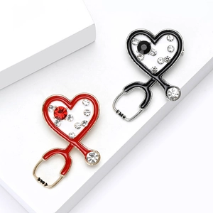 Broche stéthoscope en cœur avec strass et cadre en alliage de couleurs rouge et noire
