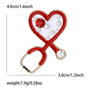 Vue détaillée de la broche stéthoscope cœur avec dimensions précises de 4,0 cm sur 3,0 cm