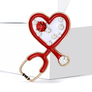 Broche stéthoscope cœur élégante en alliage doré avec émail rouge et strass brillants